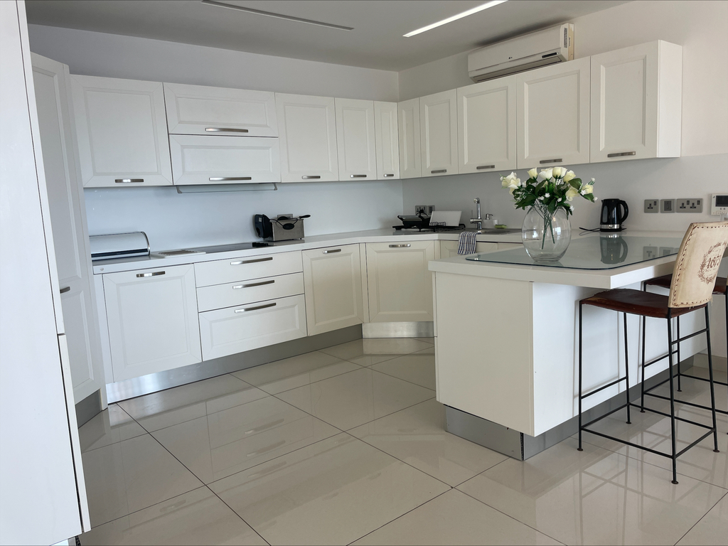 Malta_property_to_let-Fort_Cambridge_apartment_beaches_close_by-oyster_christie's