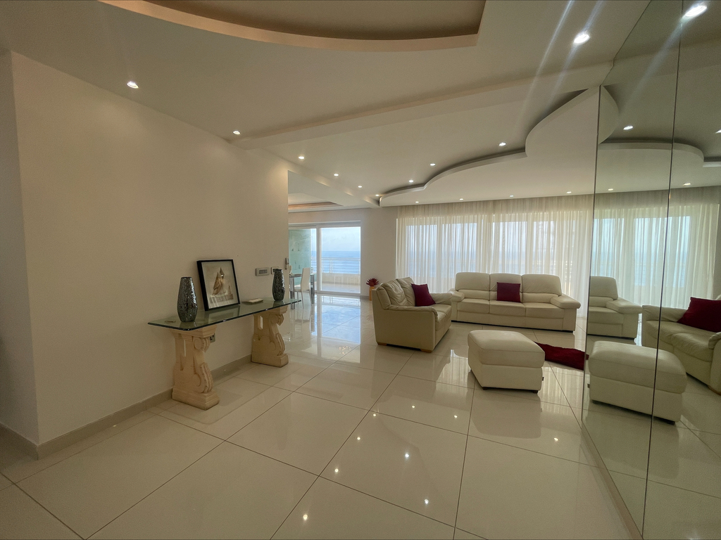 Malta_property_to_let-Fort_Cambridge_apartment_Cafes_nearby-oyster_christie's
