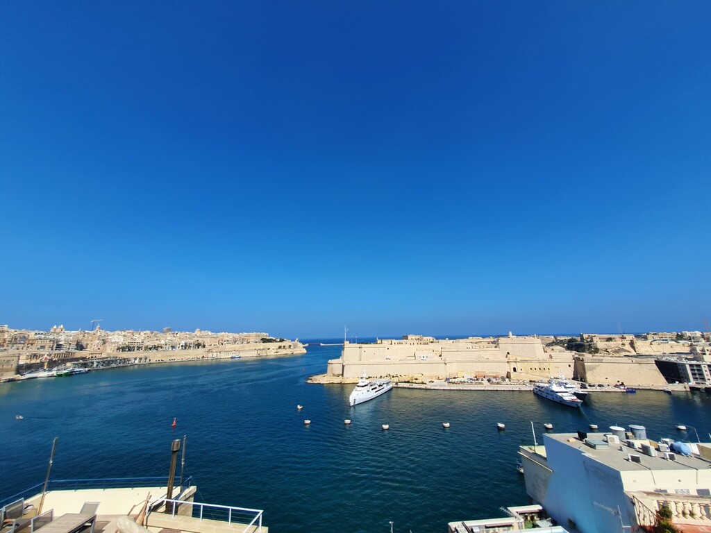 Senglea_townhouse_to_let-maltese_weather-oyster_christie's