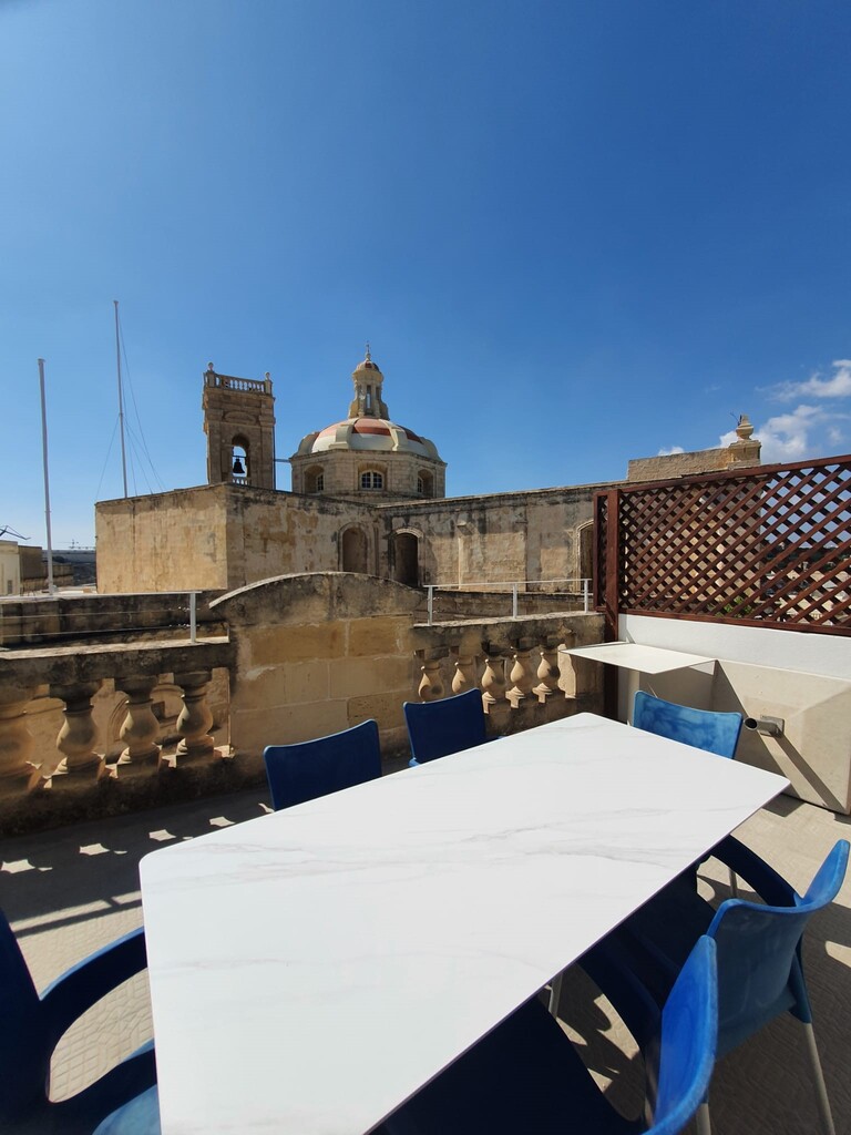 Senglea_townhouse_to_let-sunny_climate-oyster_christie's