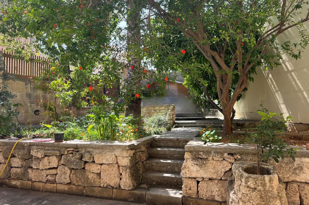 Mosta-house_of_character_to_let-sunny_climate-oyster_christie's