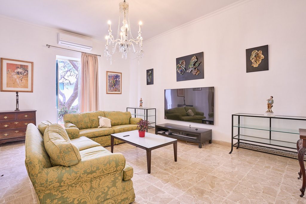 Balzan_villa_to_let-sunny_climate-oyster_christie's