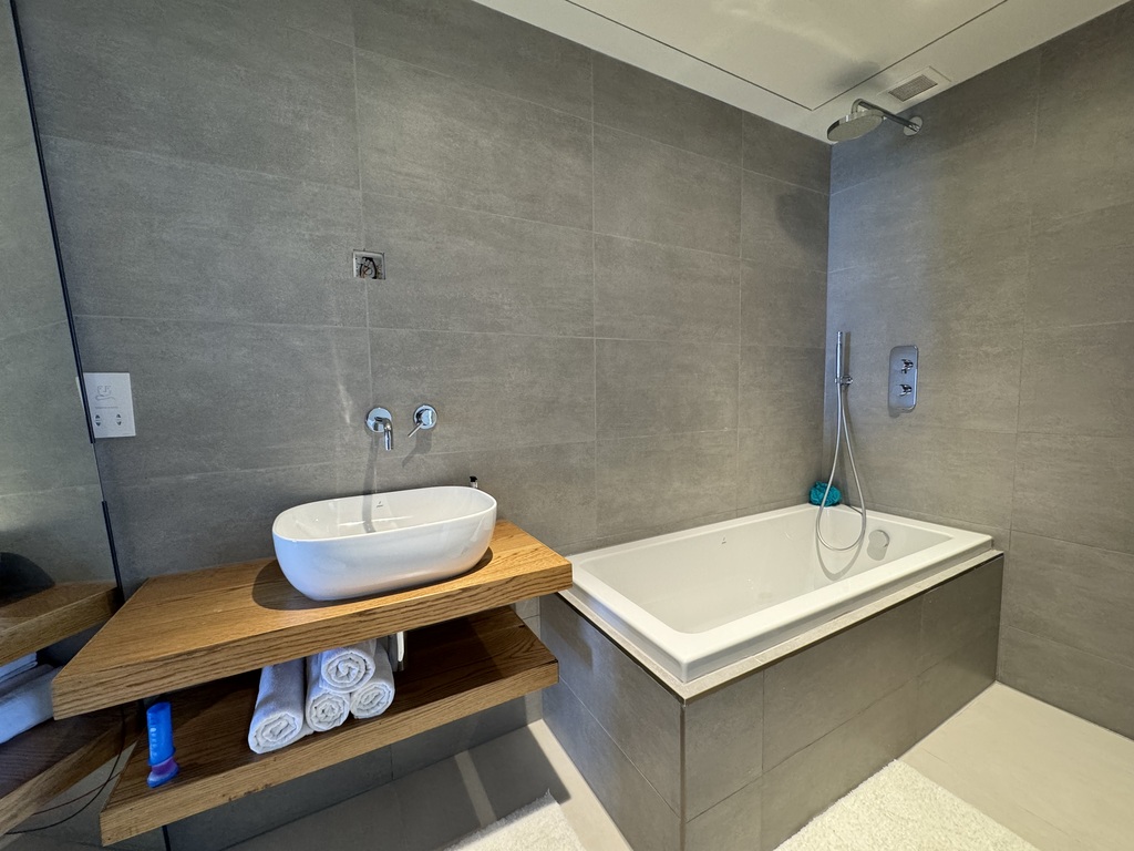Mercury Towers Lifestyle Apartment's Image 6