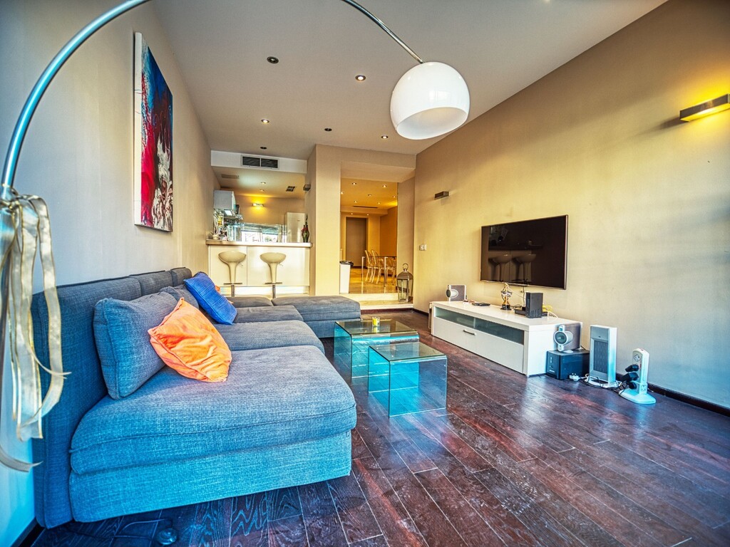 Portomaso-apartment-for-sale-living-room-oyster-christies
