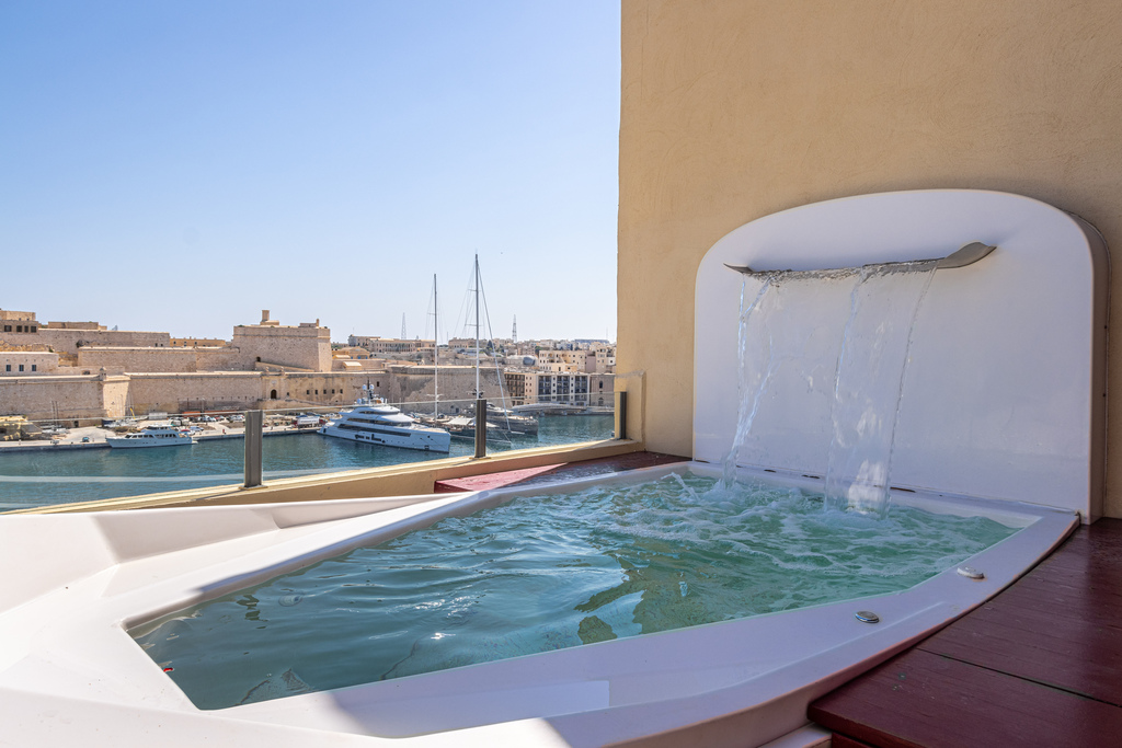 Malta-townhouse-to-let-furnished-oyster-christies