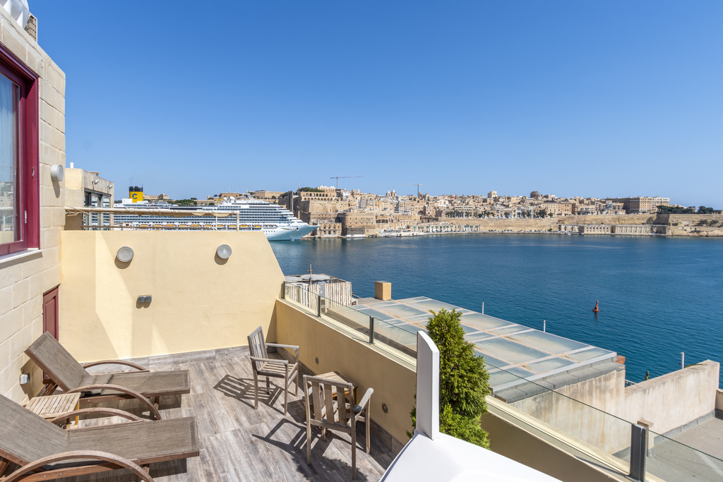 Malta-townhouse-to-let-harbour-views-oyster-christies