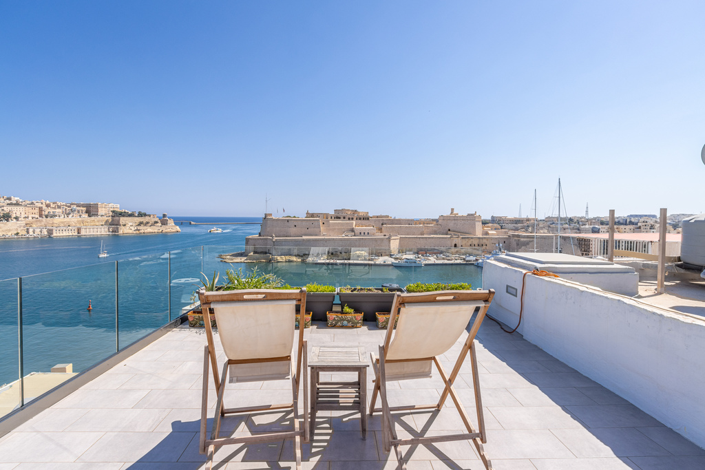 Malta-townhouse-to-let-sea-views-oyster-christies