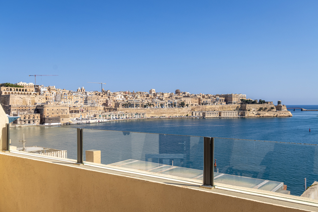 Senglea-townhouse-to-let-harbour-views-oyster-christies
