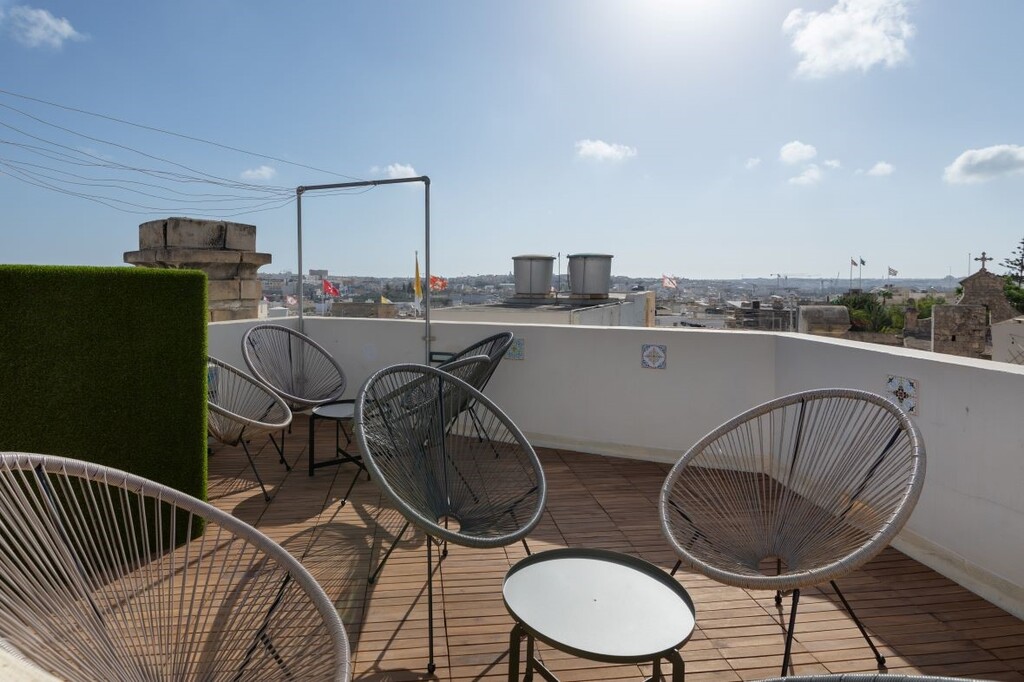 Qormi-townhouse-to-let-furnished-oyster-christies