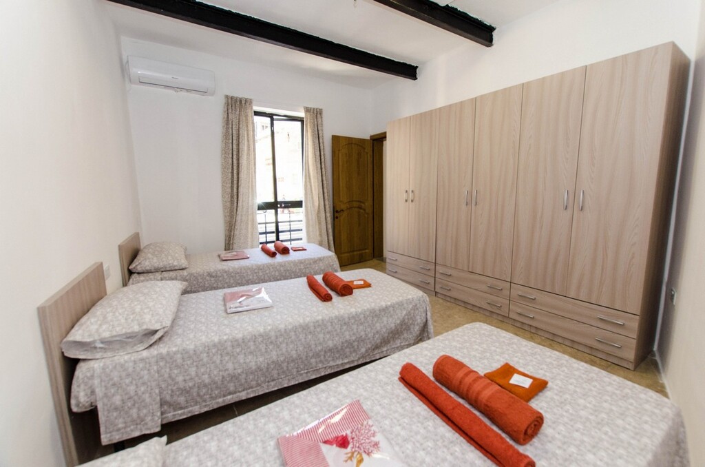 Cospicua-townhouse-to-let-central-christie's-malta