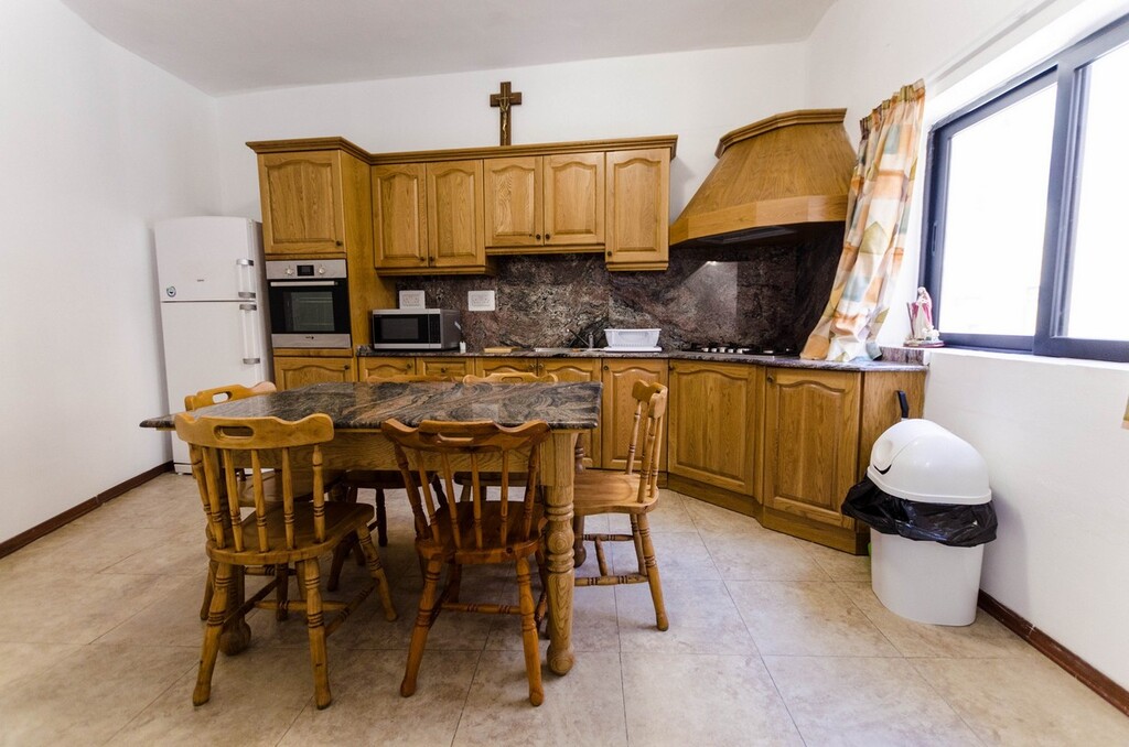 Cospicua-townhouse-to-let-maltese-weather-christie's-malta