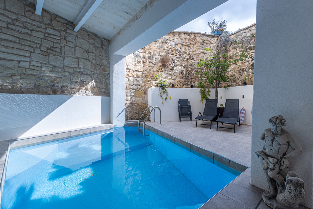 Naxxar-prime-location-traditional-christiens-malta