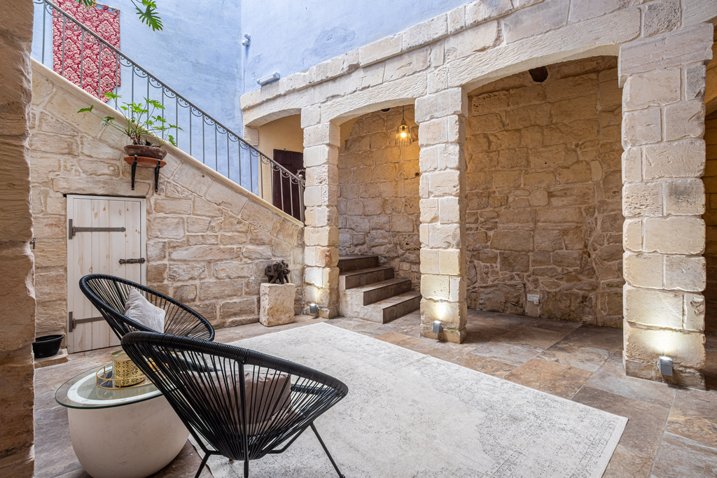 Naxxar-property-with-pool-christies-malta