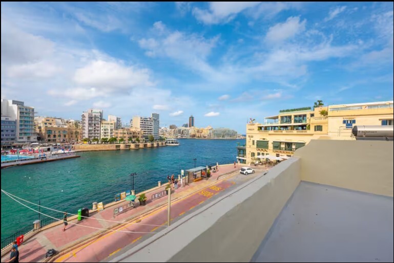 St Julians Seafront Town House's Image 11