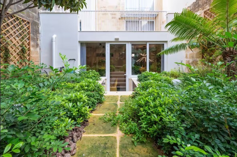 St Julians Seafront Town House's Image 5