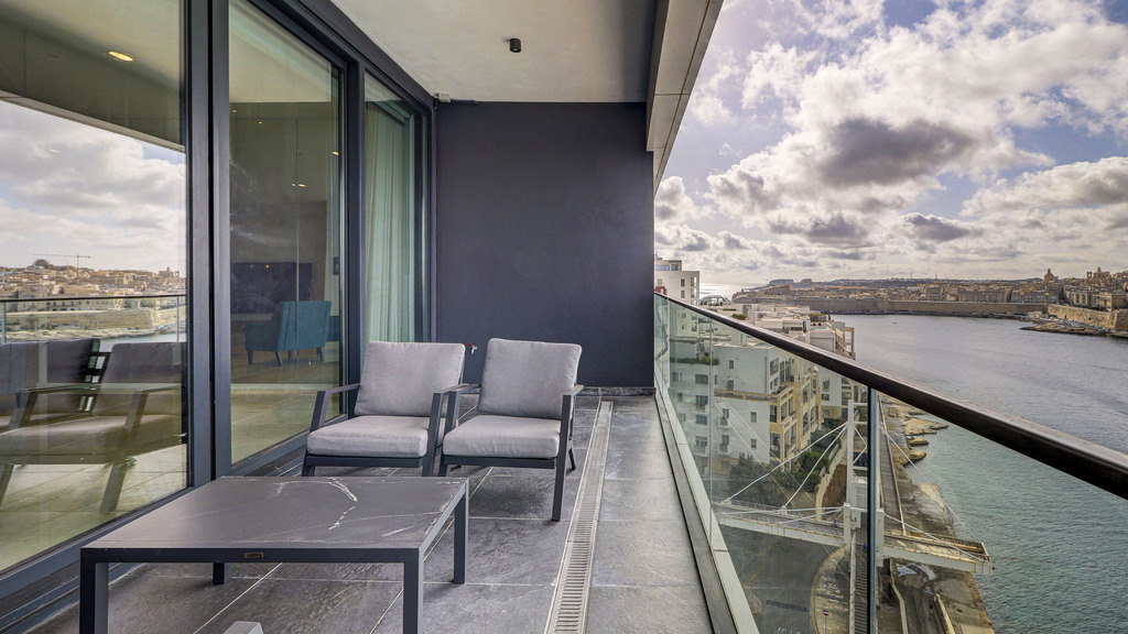 Sliema Luxury Furnished Apartment's Image 15