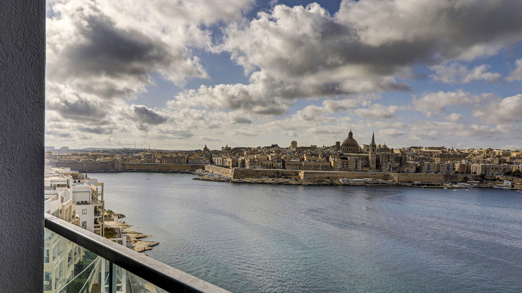 Sliema Luxury Furnished Apartment's Image 15