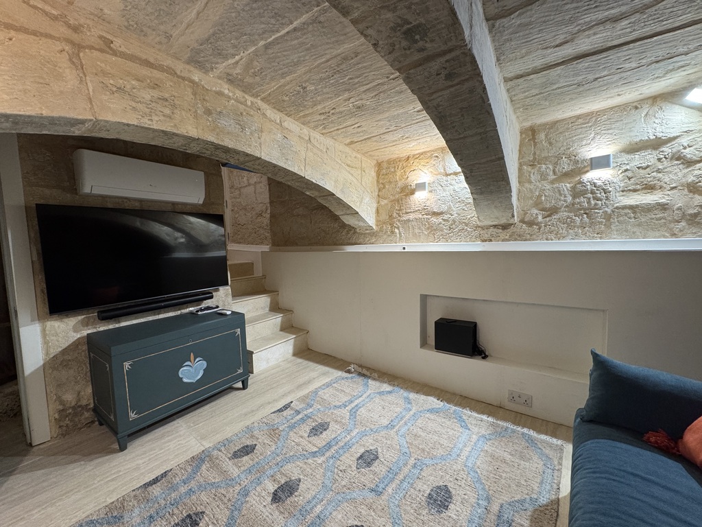 Valletta-townhouse-to-let-christies-malta