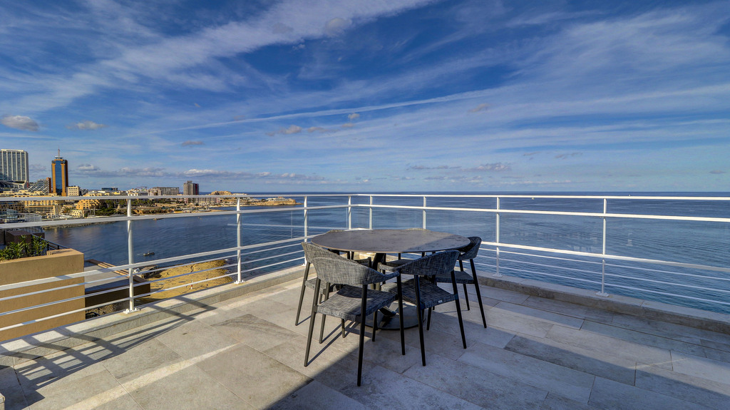 Sliema Luxury Seafront Penthouse's Image 15