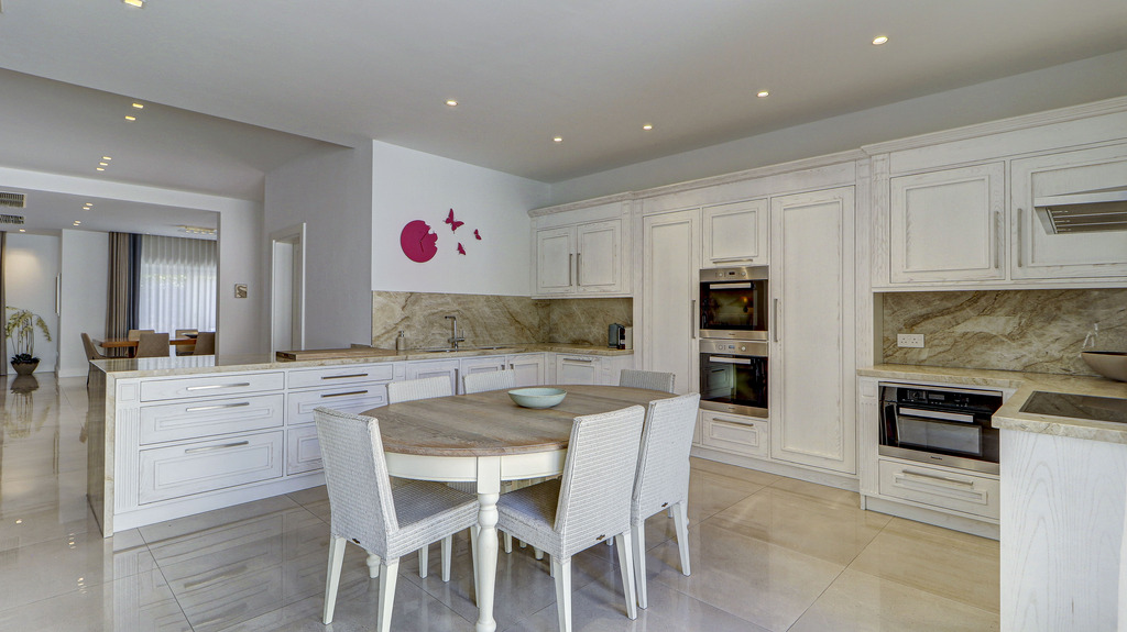 Ta' Xbiex Furnished Semi-detached Villa's Image 9