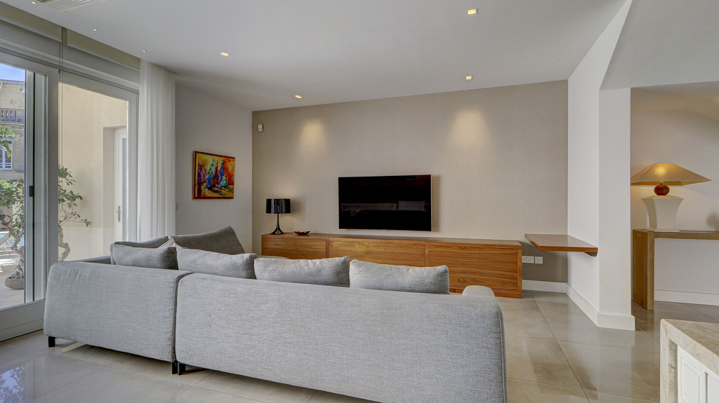 Ta' Xbiex Furnished Semi-detached Villa's Image 3