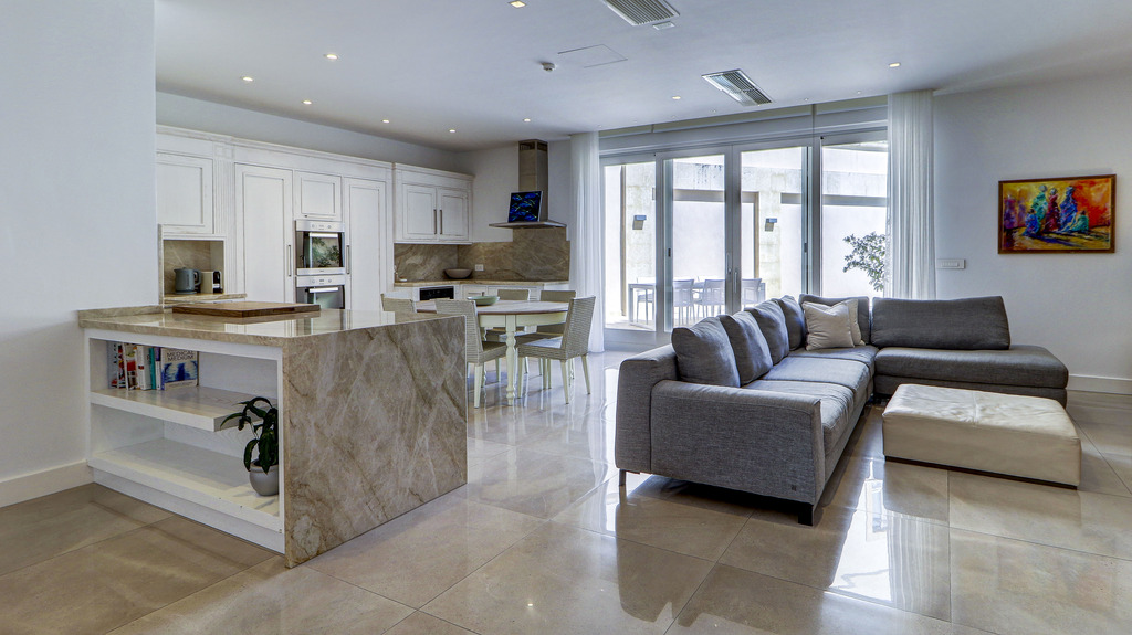 Ta' Xbiex Furnished Semi-detached Villa's Image 5