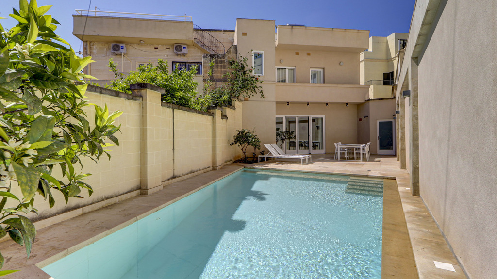 Ta' Xbiex Furnished Semi-detached Villa's Image 14