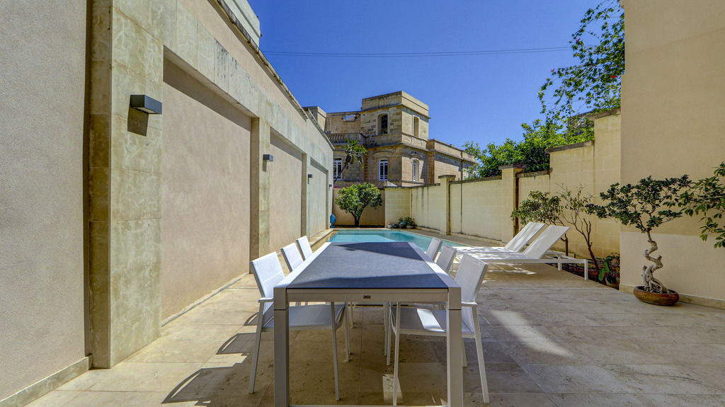 Ta' Xbiex Furnished Semi-detached Villa's Image 16