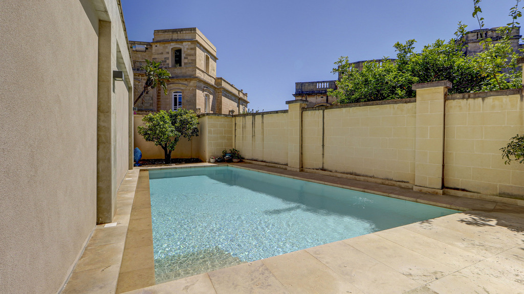 Ta' Xbiex Furnished Semi-detached Villa's Image 17
