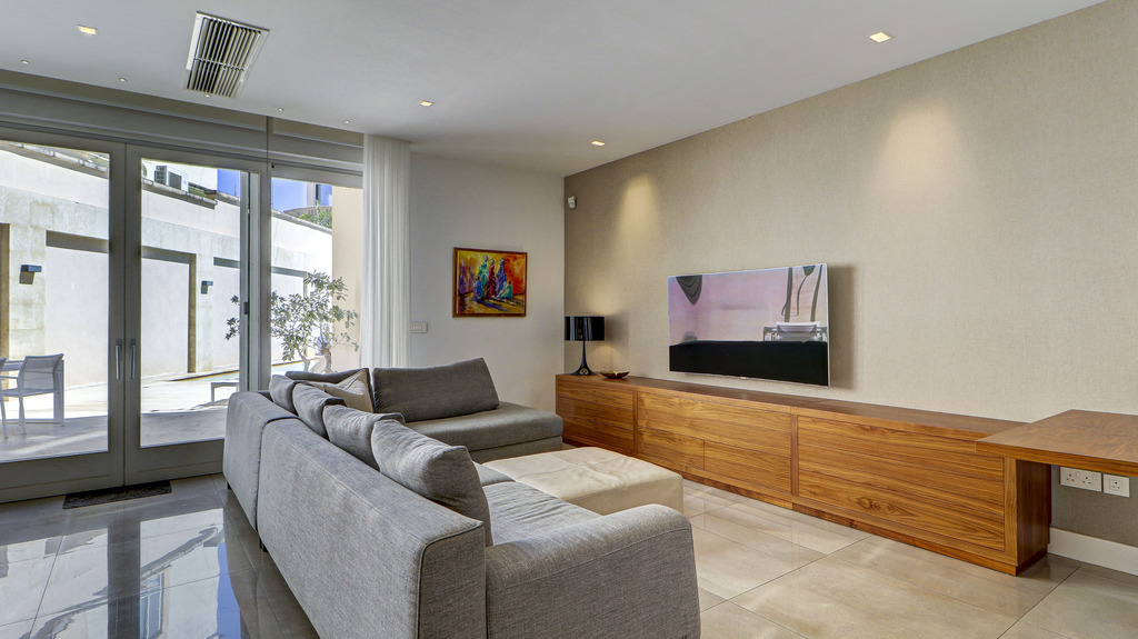 Ta' Xbiex Furnished Semi-detached Villa's Image 4