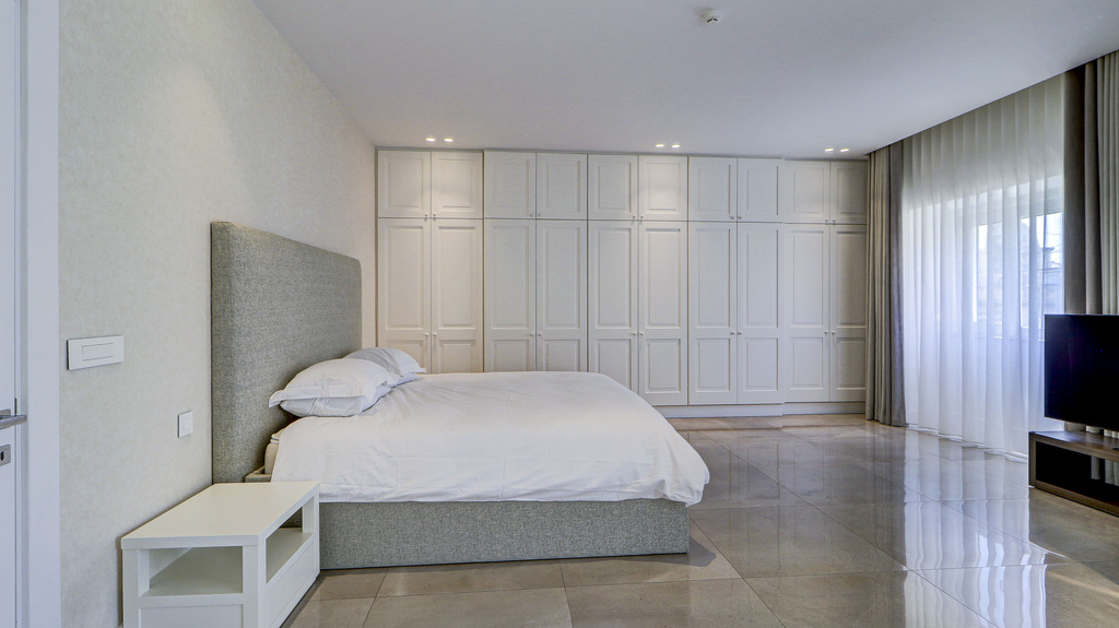 Ta' Xbiex Furnished Semi-detached Villa's Image 23