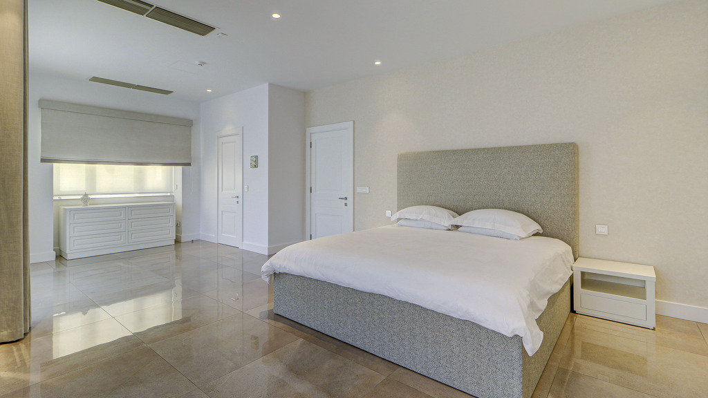 Ta' Xbiex Furnished Semi-detached Villa's Image 24