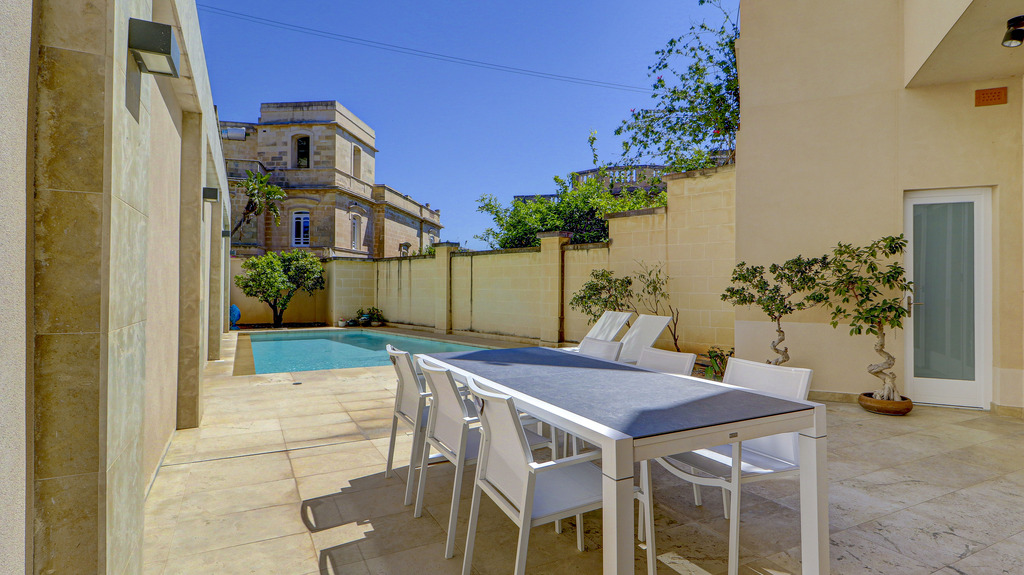 Ta' Xbiex Furnished Semi-detached Villa's Image 19