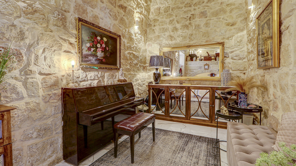 Qrendi Furnished House of Character's Image 22