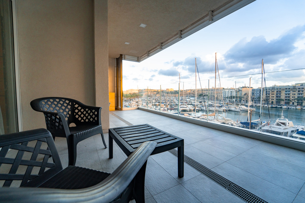 Ta' Xbiex Furnished Apartment's Image 9